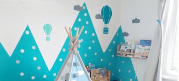 Dětský pokoj s puntíky a horami pro školkové dítě