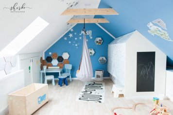Dětský pokoj v podkroví s domečkovou postelí a tabulí