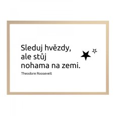 Plakát s citátem "Sleduj hvězdy, ale stůj nohama na zemi."