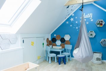 Dětský pokoj v podkroví modrá, bílá, dřevo