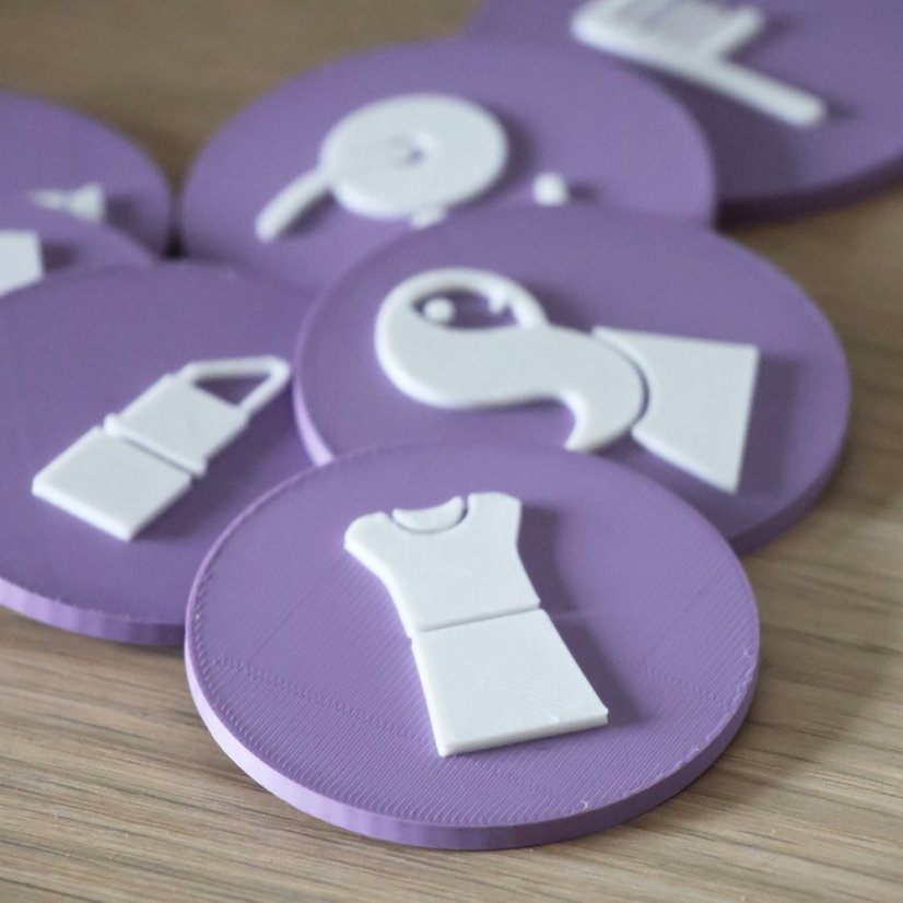 Rozlišovací štítok na box nahračky - piktogram oblečky