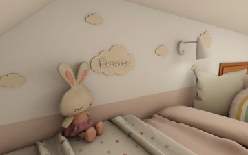 Pokojík s atypickou patrovkou a dřevěnými jmény na mráčku
